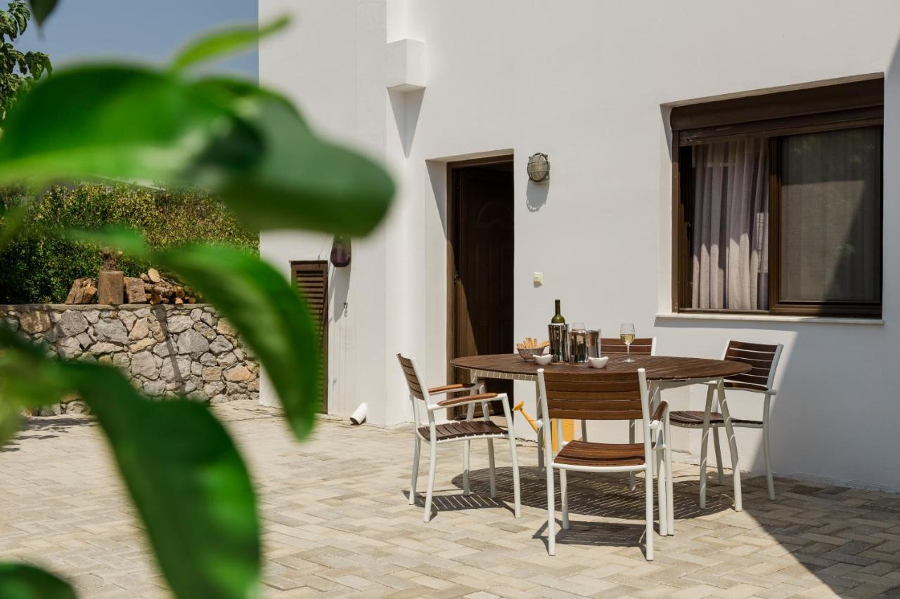 The Corner House At Gennadi Court Villa Exterior foto