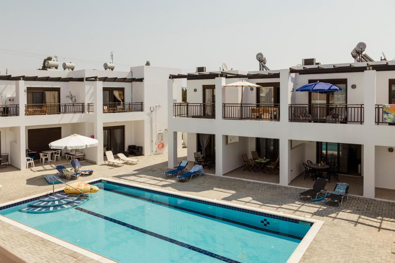 The Corner House At Gennadi Court Villa Exterior foto