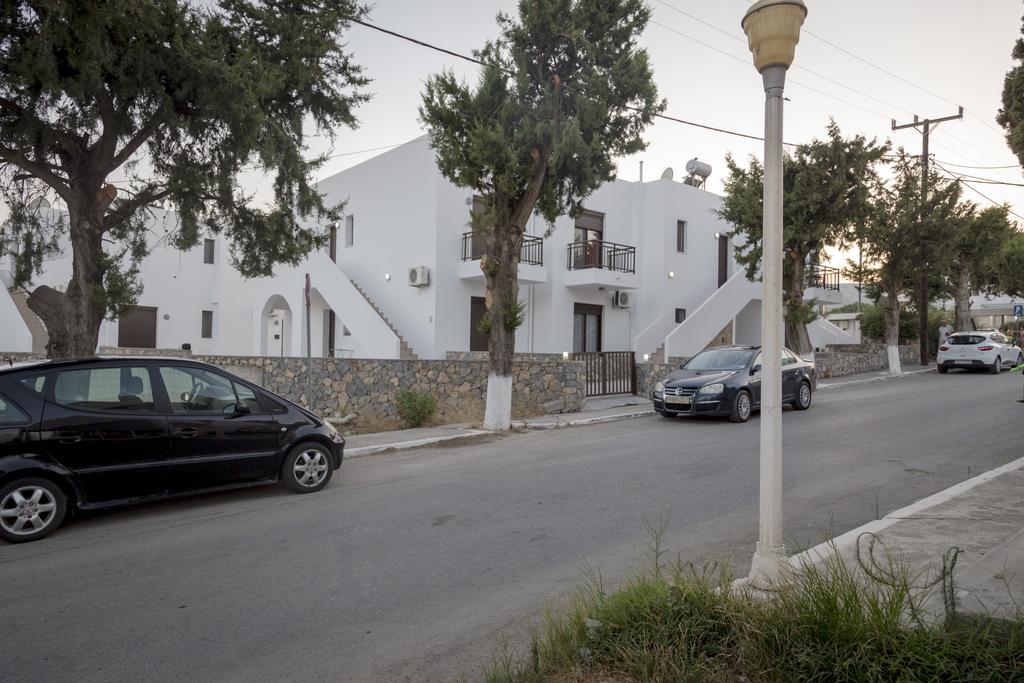 The Corner House At Gennadi Court Villa Exterior foto