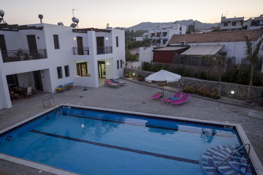 The Corner House At Gennadi Court Villa Exterior foto
